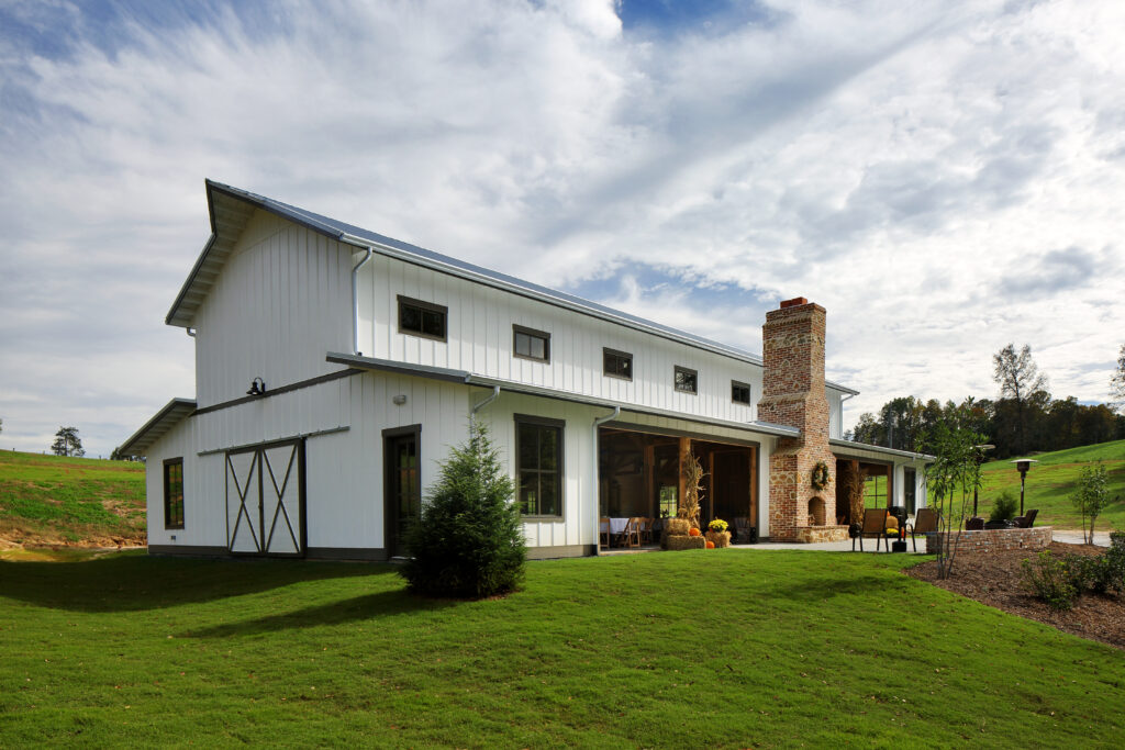Choosing a Barndominium builder in East Texas is critical to enjoying your new home like this white monitor-style steel frame Barndominium